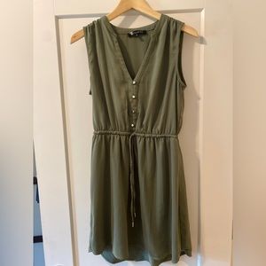 Dynamite mid-thigh length sleeveless v-neck dress, small, army green